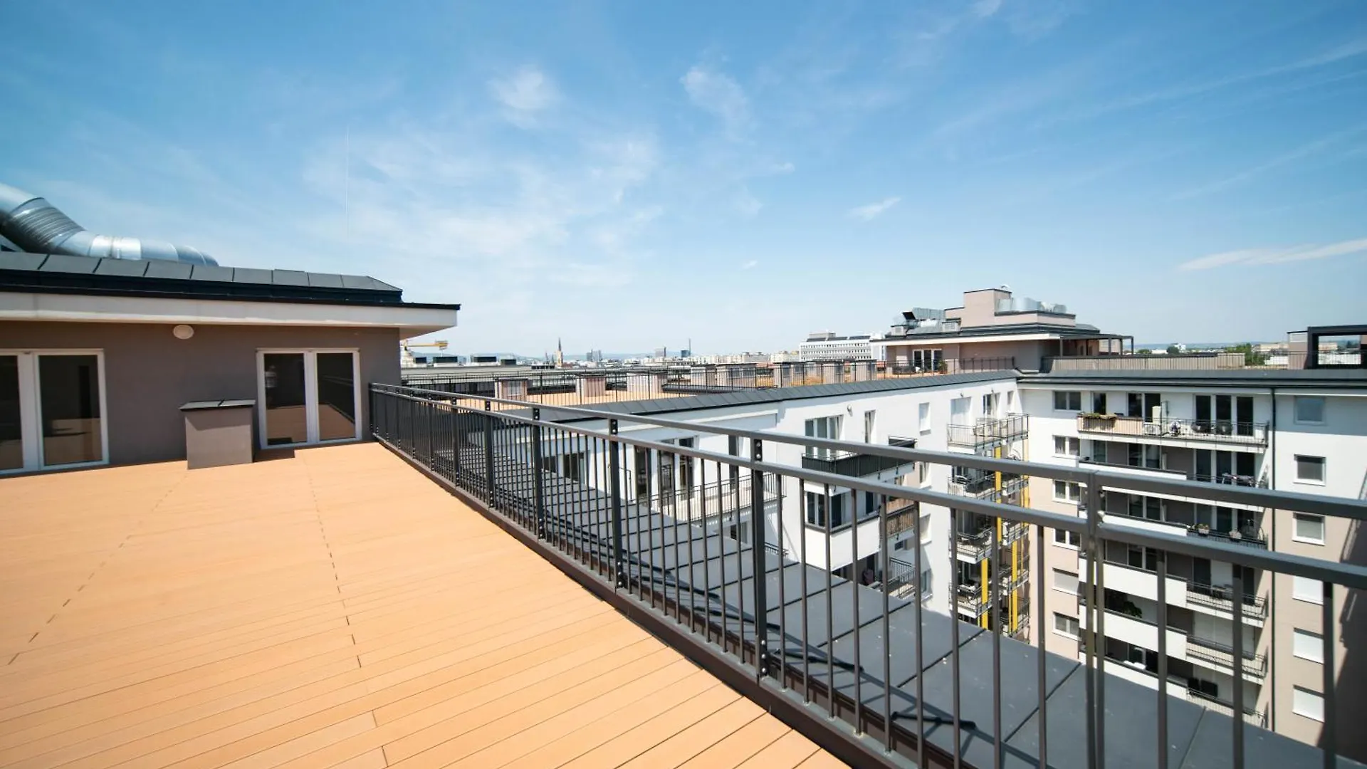 Rooftop Budapest 6Ppl Free Parking contacts